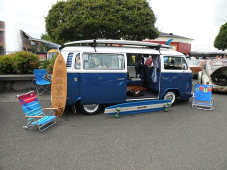 blue white van